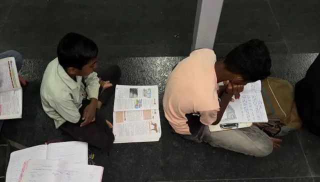 आडाची वाडी इथे स्मशानात भरणाऱ्या अभ्यासिकेतले विद्यार्थी