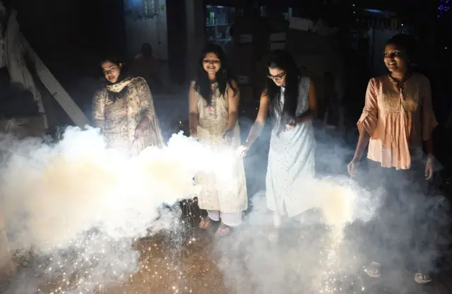 ફટાકડા, દિવાળી, ગુજરાત, નવું વર્ષ, બેસતું વર્ષ, તહેવારો, બીબીસી ગુજરાતી