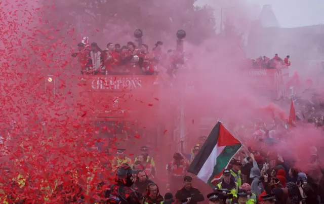 liverpul, navijači liverpula, palestinska zastava među navijačima liverpula