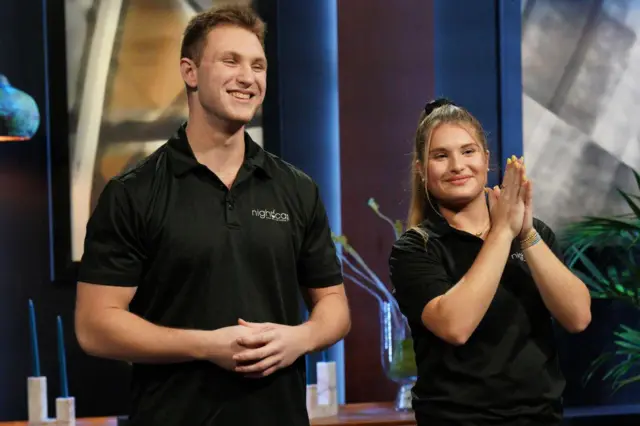 Shirah Benarde y su hermano presentando su proyecto en televisión. 