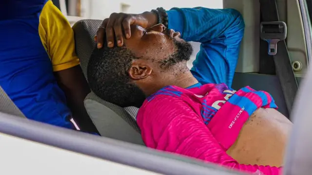 One man put hand for head afta long hours for queue