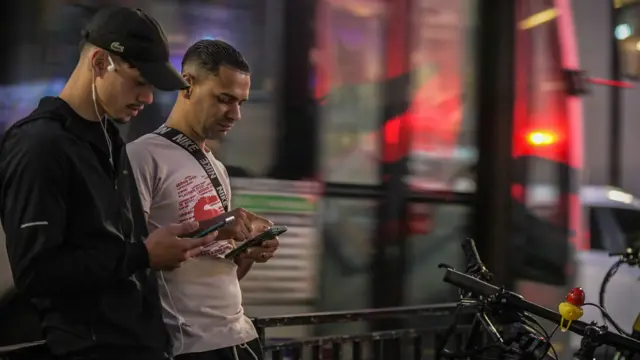 Matheus e amigo em esquina na Avenida Paulista