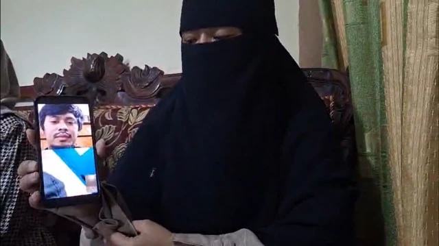 Santi Sanaya menunjukkan panggilan video dari suaminya yang sempat direkam.