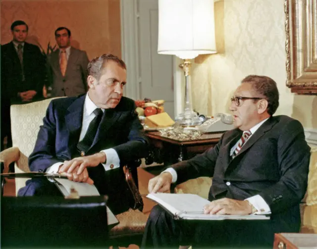 Richard Nixon e Henry Kissinger conversando, sentadoscasas de apostas europeiassala