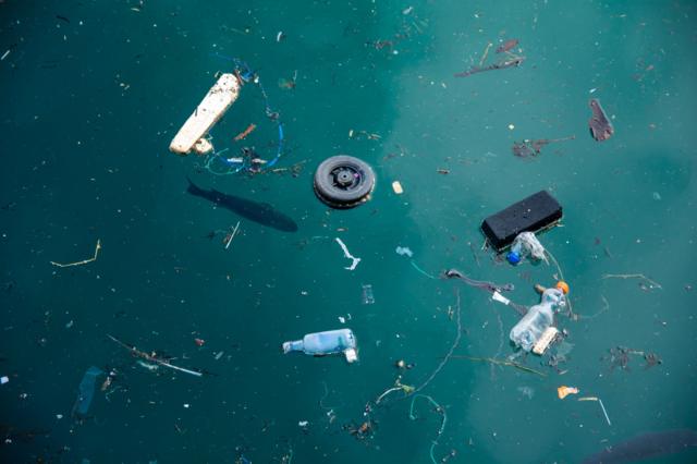  Lixo plástico no mar