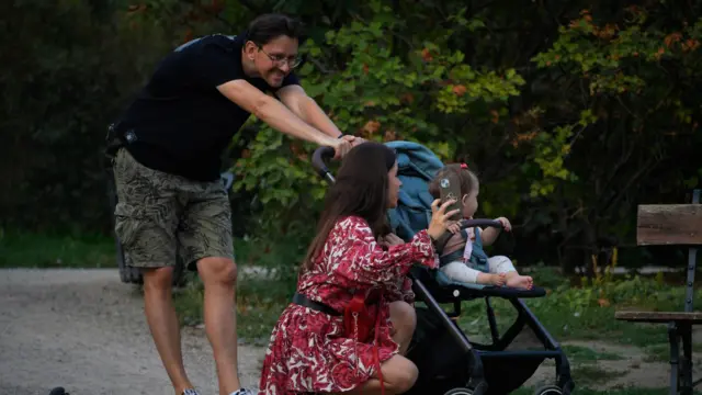 Rodzina robi selfie w parku w Warszawie