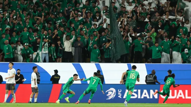 المهاجم السعودي سالم الدوسري يحتفل بهدفه خلال مباراة بلاده أمام الصين في التصفيات الآسيوية المؤهلة إلى كأس العالم