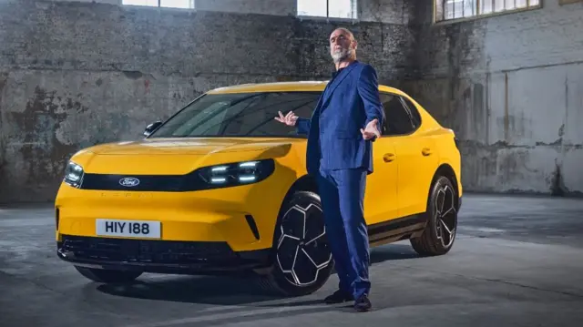 اریک کانتونا، بازیکن سابق تیم فوتبال منچستر یونایتد فورد کاپری را تبلیغ می‌کند