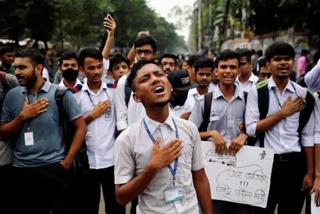 ২০১৮ সালে বাংলাদেশে নিরাপদ সড়ক আন্দোলনের সময় রাস্তায় জাতীয় সংগীত গাইছেন আন্দোলনরত শিক্ষার্থীরা