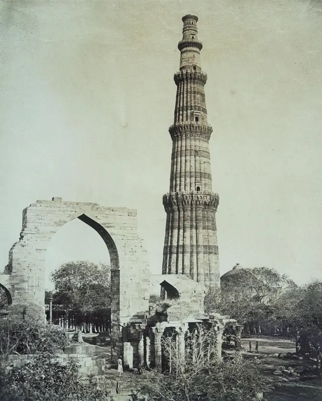 दिल्ली पहुंचकर बाबर ने क़ुतुब मीनार के दर्शन किए