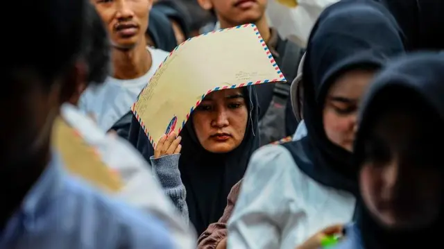 Sejumlah pencari kerja antre melamar kerja saat pameran bursa kerja di Pandeglang, Banten, Selasa (14/5/2024). Pemerintah daerah setempat menggelar pameran bursa kerja dengan menghadirkan 16 perusahaan