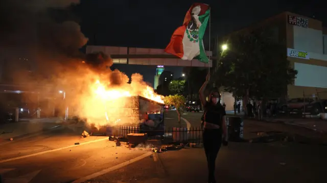 حريق في حاوية نفايات خلال احتجاجات على مداهمات لشرطة الهجرة في لوس أنجلوس