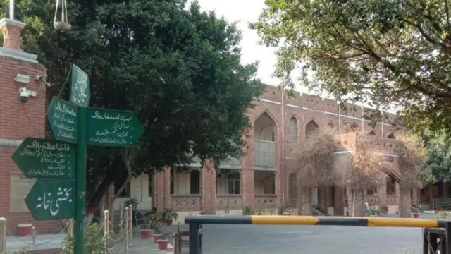 د محاکمې پر مهال د محکمې ودانۍ په شاوخوا کې کلک امنیتي تدبیرونه شوي وو.