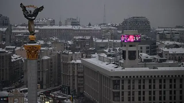 Статуя Укра?ни та укра?нський прапор на тл? темного Майдану незалежност? в Ки?в?