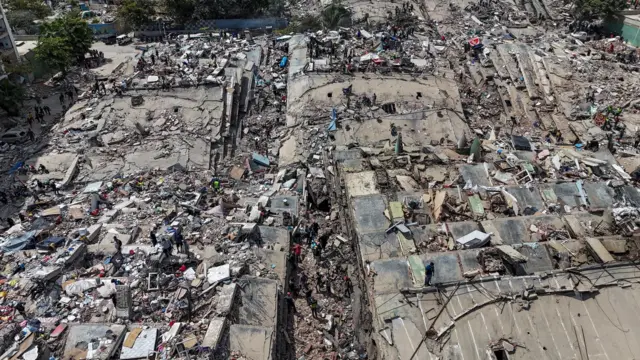 Vista aérea de edificios colapsados en Caraballeda, Venezuela.