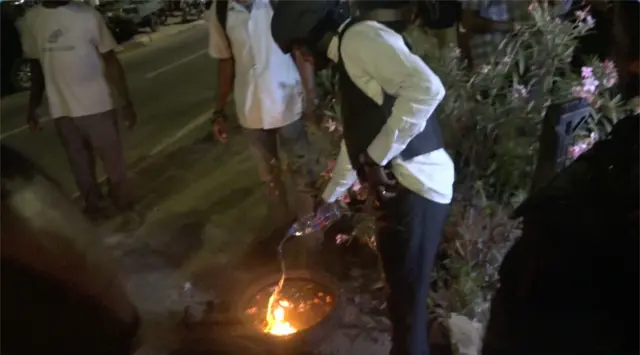 Supporters dey burn tyres