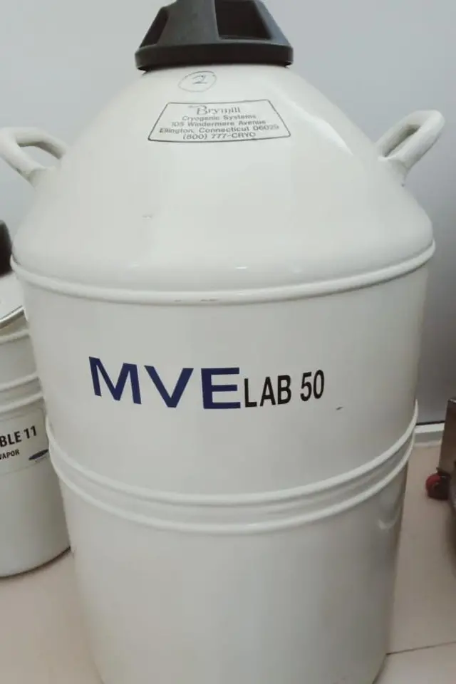 පරිත්‍යාගශීලින් ගෙන් ලබා ගන්නා ශුකාණු තැම්පත් කරන විශේෂ ගබඩාකරණ පද්ධතිය.