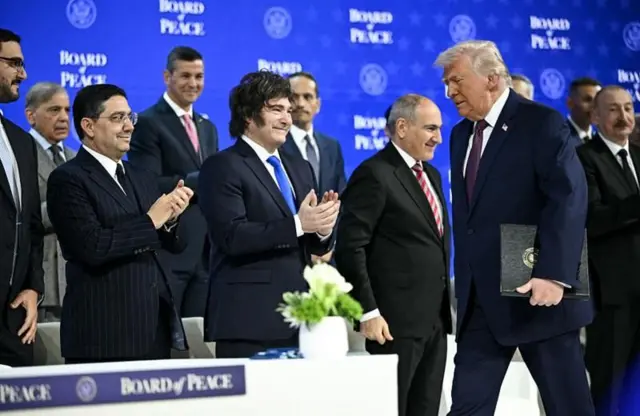 Los "miembros fundadores" de la Junta de Paz aplauden a Donald Trump durante la ceremonia de firmas de la Junta de Paz en Davos 