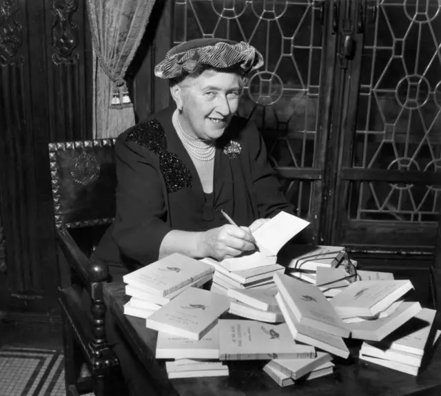 Agatha Christie firmando sus libros en 1950.