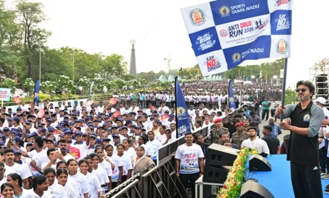 பள்ளி வளாகத்தின் உள்ளே பயன்படுத்தி எறியப்பட்ட அரசு தடை செய்த போதைப்பொருள்களின் மிச்சங்களை கவனிக்க முடிந்தது