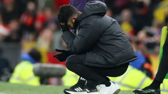 Аморим присел на кромке поля, схватившись за голову