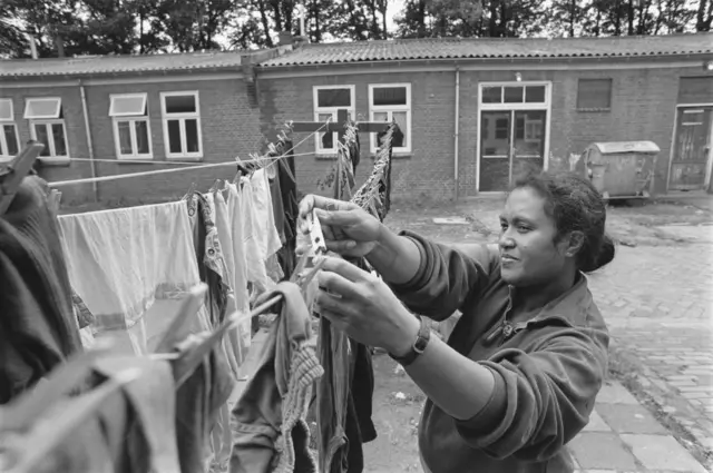 Seorang perempuan berdarah Maluku sedang menjemur pakaian di Kamp Lunetten, Vught, pada 1984, yang pernah menjadi bekas kamp konsenterasi Nazi.