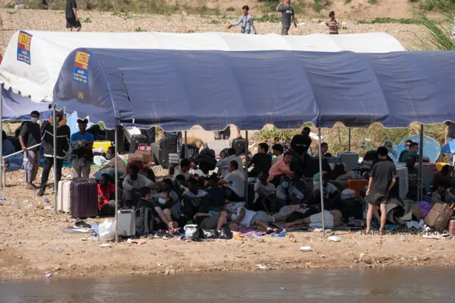 သောင်ရင်းမြစ်ဘေးမှာ ထိုင်းဘက်ကိုလွှဲဖို့စောင့်နေတဲ့ ကျားဖြန့်ဂိုဏ်းလုပ်သားတွေ