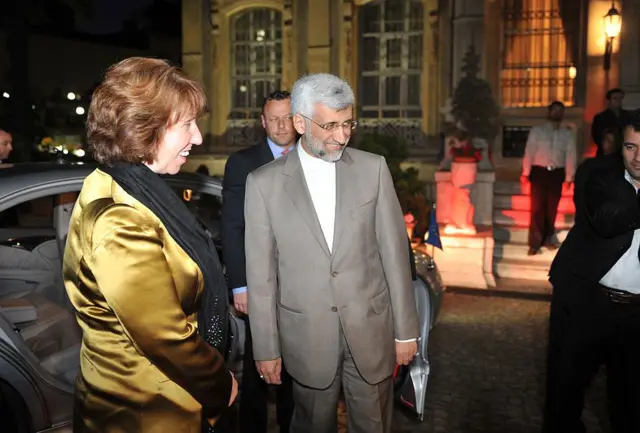 سعید جلیلی، مذاکره‌کننده ارشد هسته‌ای ایران، با کاترین اشتون، مسئول سیاست خارجی اتحادیه اروپا، پس از ورود به کنسولگری ایران در استانبول در نشستی درباره برنامه هسته‌ای ایران شرکت کردند