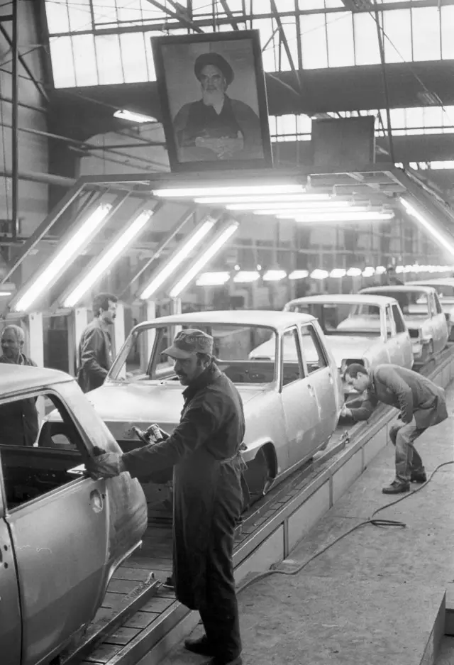 صعنت خودروسازی ایران دهه‌هاست که با اتکا به محدودیت واردات ماشین سرپا مانده است (عکس از کاوه کاظمی)