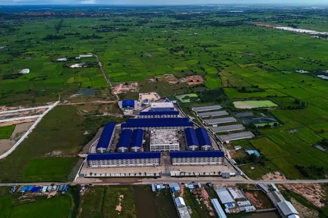 Foto ilustrasi. Sebuah kompleks gedung perkantoran dan hunian di Provinsi Takeo, Kamboja, pada 16 Oktober 2025. Di tempat seperti ini, usaha penipuan dijalankan.