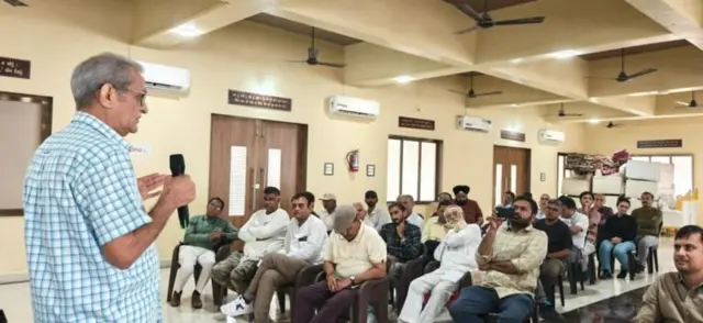 சிங்கங்களின் பாதுகாப்பு குறித்து விவாதிக்க ஜூனாகத்தில் 5 ஜூலை, 2026 அன்று வனவிலங்கு ஆதரவாளர்களின் கூட்டத்தில் உரையாற்றும் அசோக் சர்மா