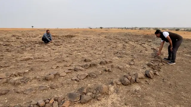 केंद्रापाशी सुरु होऊन एकामागोमाग एक मोठी होत गेलेली एकूण 15 दगडांची वर्तुळं इथं होती.