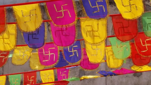 در سنت هندو، فراوان از این نشان در جشن‌ها از جمله مراسم عروسی استفاده می‌شود