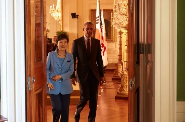 박근혜 대통령과 버락 오바마 미국 대통령이 워싱턴DC 백악관에서 네 번째 정상회담을 가진 후 2015 북한에 대한 한미 공동성명을 발표하기 위해 입장하고 있다