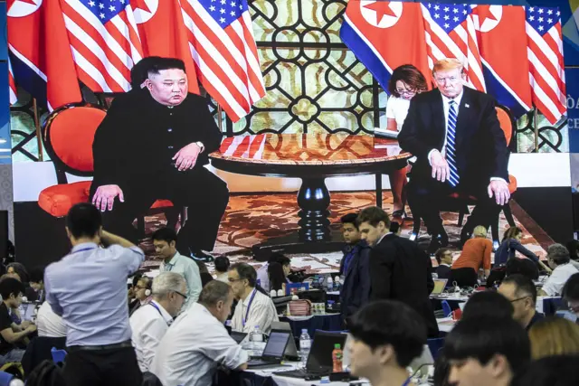 Hội nghị thượng đỉnh Mỹ-Triều lần 2 với sự tham gia của Tổng thống Donald Trump và nhà lãnh đạo Kim Jong-un vào năm 2019 Hội nghị thượng đỉnh Mỹ-Triều lần 2 với sự tham gia của Tổng thống Donald Trump và nhà lãnh đạo Kim Jong-un vào năm 2019