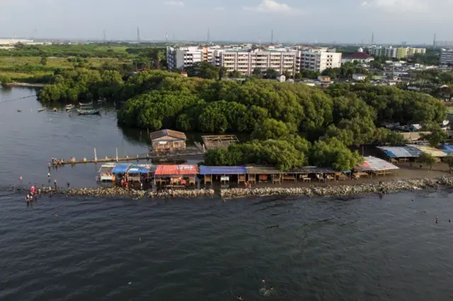 Sebuah pemandangann udara menunjukkan Pantai Marunda di pesisir utara Jakarta, Indonesia, pada 23 April 2024.
