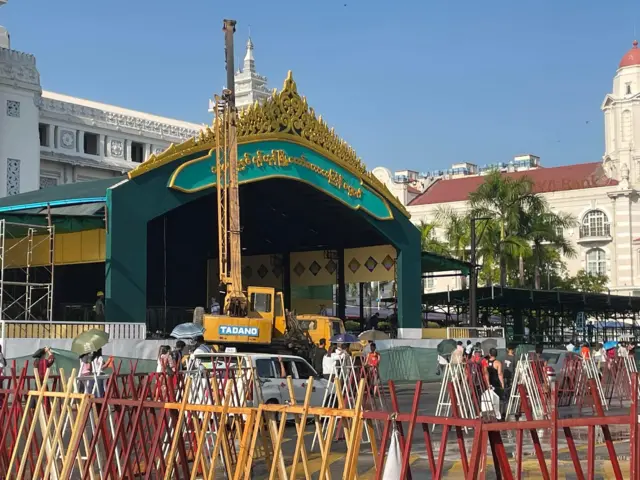 ရန်ကုန်မြို့တော်ခန်းမရှေ့က ဆောက်လုပ်ဆဲမဏ္ဍပ်