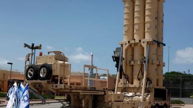 منظومة السهم آرو يمكنها اعتراض الصواريخ الباليستية خارج الغلاف الجوي على مسافة أكثر من 2400 كم.