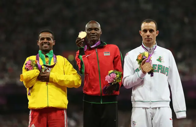 ወንድዬ ፍቅሬ በለንደን ፓራሊምፒክ 2012 በቲ46 1500 ሜትር የብር ሜዳሊያ ሲሸለም