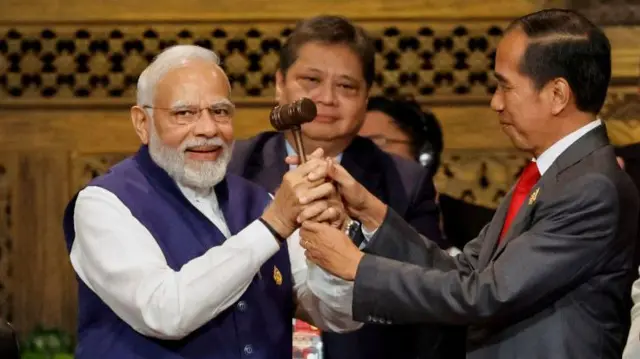 इंडोनेशिया के राष्ट्रपति जोको विडोडो आधिकारिक तौर भारत को जी -20 कीअध्यक्षता सौंपते हुए.
