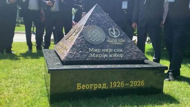 Споменик у облику пирамиде откривен је током Мировне масонске конференције