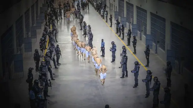 Pemerintah El Salvador mengatakan penjara itu dirancang untuk anggota gangster level tinggi.