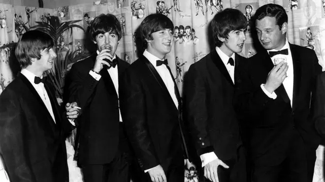 Epstein (paling kanan) mengantarkan The Beatles menjadi fenomena musik global.