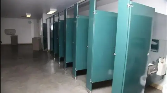 शौचालयांच्या दरवाजाच्या वरच्या बाजूला आणि खालच्या बाजूला असलेल्या मोकळ्या जागेमुळे हवा खेळती राहते