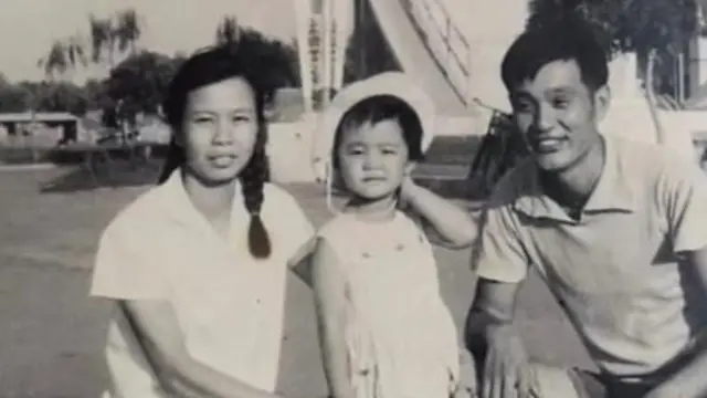 Tania Zeng, 2 ans, avec ses parents en Chine. 