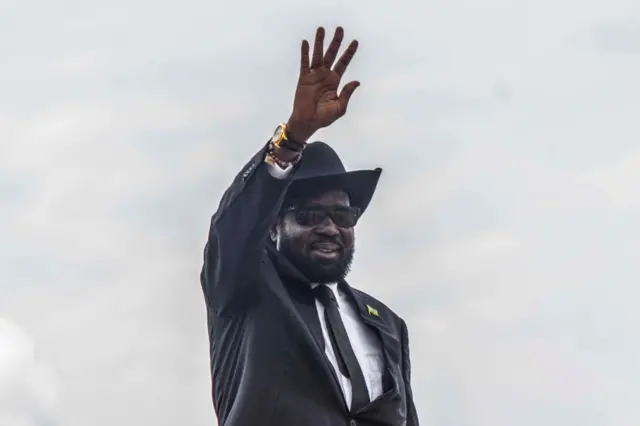 Salva Kiir a connu un moment de sollitude en perdant le contrôle de sa vessie lors d'une cérémonie.
