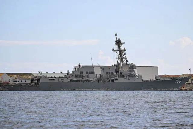 Navio militar dos EUA em Porto Rico, fotografado em 2 de dezembro