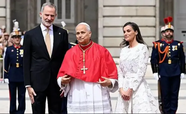 Papa Papa Leo XIV ahagatiwe n'Umwami Felipe VI n'Umwamikazi Letizia