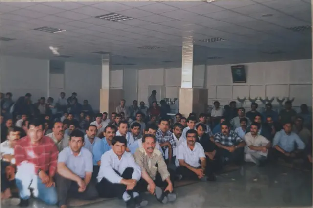 Fabrika işçilerinin 2003 yılındaki bir eylemi. Fotoğrafta onlarca işçi otururken görülüyor. 