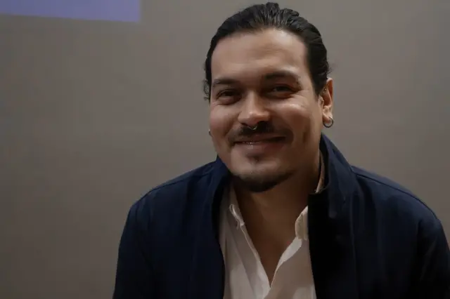 Retrato de Jose Miguel Ocanto, 32, com roupa social